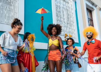 Os 54 jurados do Grupo Especial do Carnaval do Rio de Janeiro seguem protocolos detalhados, incluindo treinamentos e restrição de aparelhos eletrônicos, para garantir avaliação justa em 26 quesitos subdivididos.