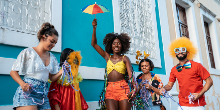 Os 54 jurados do Grupo Especial do Carnaval do Rio de Janeiro seguem protocolos detalhados, incluindo treinamentos e restrição de aparelhos eletrônicos, para garantir avaliação justa em 26 quesitos subdivididos.