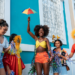 Os 54 jurados do Grupo Especial do Carnaval do Rio de Janeiro seguem protocolos detalhados, incluindo treinamentos e restrição de aparelhos eletrônicos, para garantir avaliação justa em 26 quesitos subdivididos.