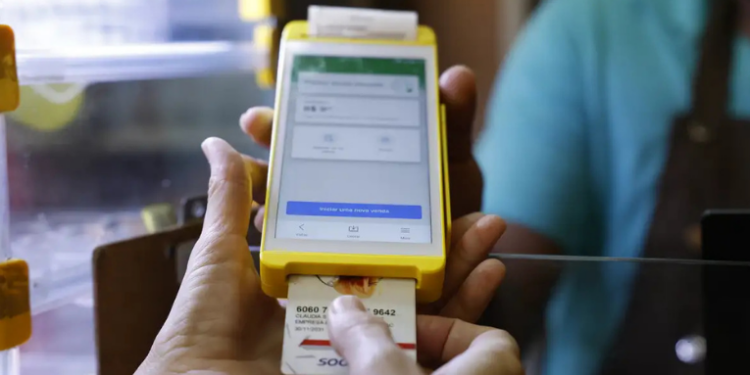 Novas regras do Programa de Alimentação do Trabalhador entram em vigor nesta terça (10), limitando taxas, reduzindo prazos de repasse e ampliando a concorrência no uso de vale-refeição e vale-alimentação.