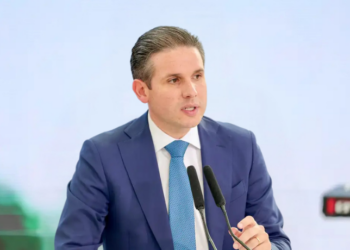 Hugo Motta anuncia que a redução da jornada 6x1 será votada em maio, e que o acordo comercial Mercosul-União Europeia segue para análise de comissão mista antes do plenário.