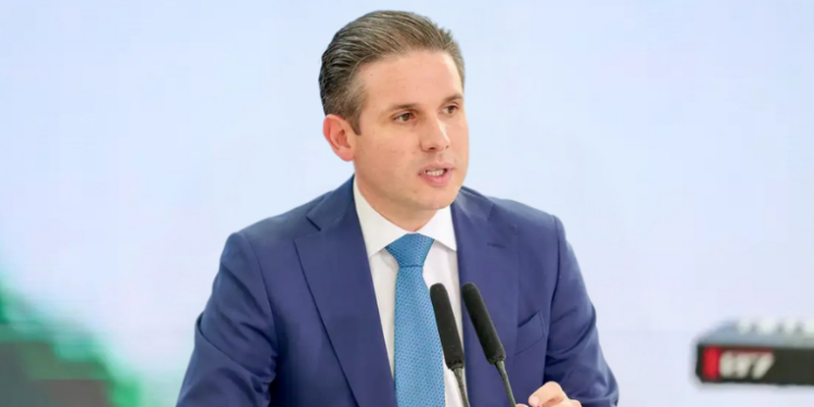 Hugo Motta anuncia que a redução da jornada 6x1 será votada em maio, e que o acordo comercial Mercosul-União Europeia segue para análise de comissão mista antes do plenário.