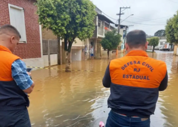 O Rio de Janeiro segue em alerta devido às fortes chuvas que causam alagamentos, risco de deslizamentos e acionamento da Força de Resposta Imediata da Marinha.