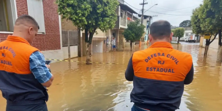 O Rio de Janeiro segue em alerta devido às fortes chuvas que causam alagamentos, risco de deslizamentos e acionamento da Força de Resposta Imediata da Marinha.