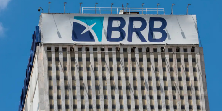 O Banco de Brasília (BRB) comunica saída de diretor jurídico e posse de Ana Paula Teixeira como diretora de Controles e Riscos, após prejuízos de R$ 5 bilhões relacionados ao Banco Master.
