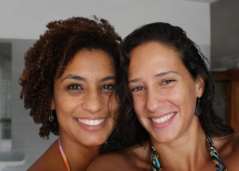 Tribunal do Rio de Janeiro determina indenização de R$ 200 mil a Mônica Benício, viúva de Marielle Franco, e pensão aos familiares, além do bloqueio dos bens dos ex-policiais Élcio Queiroz e Ronnie Lessa.
