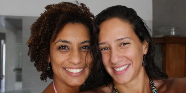 Tribunal do Rio de Janeiro determina indenização de R$ 200 mil a Mônica Benício, viúva de Marielle Franco, e pensão aos familiares, além do bloqueio dos bens dos ex-policiais Élcio Queiroz e Ronnie Lessa.