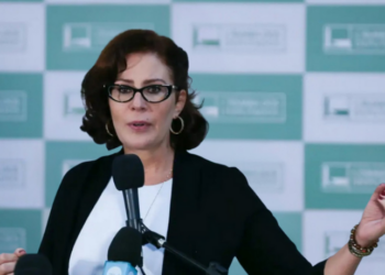 Processo de extradição de Carla Zambelli segue na Itália, com julgamento previsto para quarta-feira. A ex-deputada permanece detida em Roma, e a defesa ainda pode recorrer da decisão.