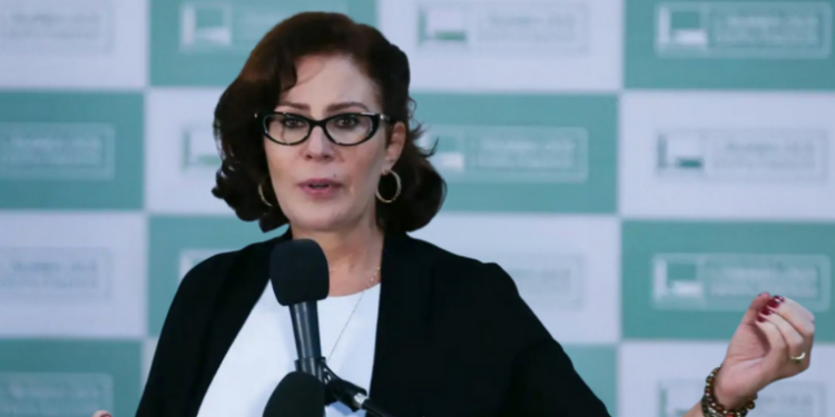 Processo de extradição de Carla Zambelli segue na Itália, com julgamento previsto para quarta-feira. A ex-deputada permanece detida em Roma, e a defesa ainda pode recorrer da decisão.