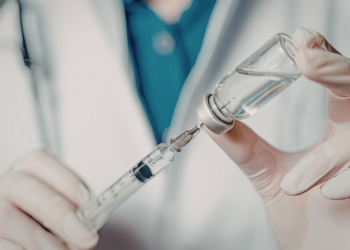 Rússia começa a selecionar os primeiros pacientes para a vacina personalizada Oncopept contra câncer de cólon, baseada em mutações genéticas do tumor e estimulando resposta imunológica direcionada.
