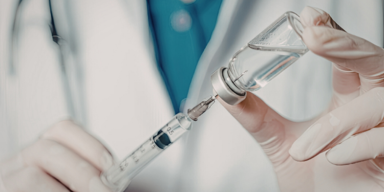 Rússia começa a selecionar os primeiros pacientes para a vacina personalizada Oncopept contra câncer de cólon, baseada em mutações genéticas do tumor e estimulando resposta imunológica direcionada.