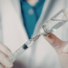 Rússia começa a selecionar os primeiros pacientes para a vacina personalizada Oncopept contra câncer de cólon, baseada em mutações genéticas do tumor e estimulando resposta imunológica direcionada.