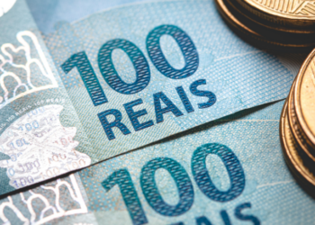 Pesquisa da Serasa revela que brasileiros gastam em média R$ 3,52 mil por mês, com alimentação e moradia liderando os custos e dificultando o equilíbrio financeiro.