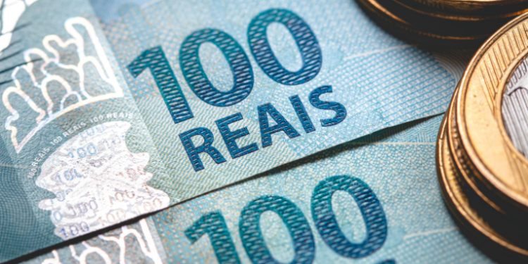 Pesquisa da Serasa revela que brasileiros gastam em média R$ 3,52 mil por mês, com alimentação e moradia liderando os custos e dificultando o equilíbrio financeiro.