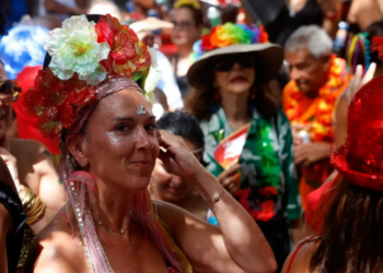 O Carnaval e a economia criativa mostram o potencial de gerar empregos, renda e impacto social no Brasil. Mariana Mazzucato destaca que investimentos em cultura podem superar setores industriais tradicionais.