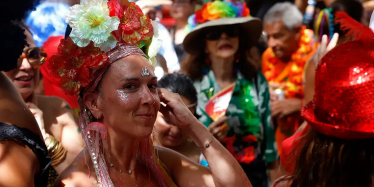 O Carnaval e a economia criativa mostram o potencial de gerar empregos, renda e impacto social no Brasil. Mariana Mazzucato destaca que investimentos em cultura podem superar setores industriais tradicionais.