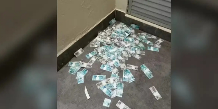 A Polícia Federal cumpre mandados em Balneário Camboriú e Itapema na terceira fase da Operação Barco de Papel, recupera uma mala repleta de dinheiro arremessada pela janela e apreende veículos e celulares ligados à apuração de desvios no Rioprevidência.