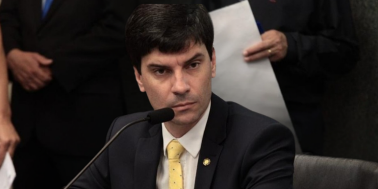 O Ministério Público de Santa Catarina abriu procedimento para analisar a atuação do delegado-geral Ulisses Gabriel no caso da morte do Cão Orelha e pediu diligências complementares à Justiça.