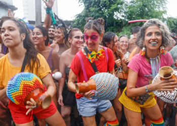 Dermatologistas alertam para cuidados com a pele no Carnaval. Maquiagem, glitter e exposição ao sol podem causar alergias e queimaduras. Saiba como se proteger.