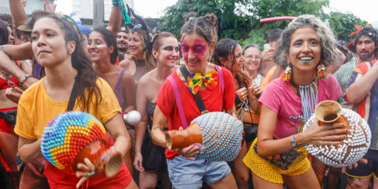 Dermatologistas alertam para cuidados com a pele no Carnaval. Maquiagem, glitter e exposição ao sol podem causar alergias e queimaduras. Saiba como se proteger.