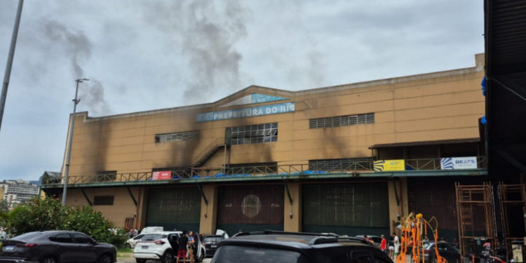 Um princípio de incêndio atingiu o barracão da Acadêmicos do Grande Rio na Cidade do Samba, no Rio. Fogo foi controlado sem feridos ou prejuízos, segundo os bombeiros.