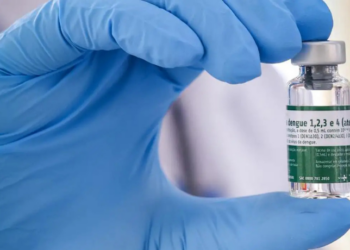 O Ministério da Saúde iniciou a vacinação contra a dengue para profissionais do SUS. A meta é imunizar 1,2 milhão de trabalhadores com a vacina brasileira do Butantan.