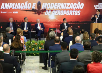 O governo federal anunciou R$ 5,7 bilhões para modernização de 11 aeroportos da Aena, com destaque para Congonhas. Investimentos incluem ampliação de capacidade e geração de empregos.