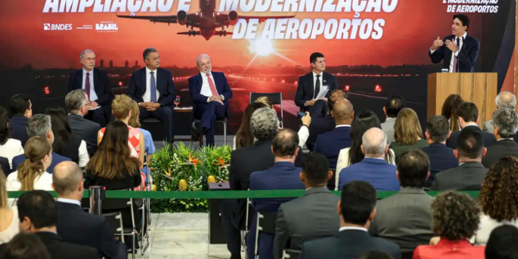 O governo federal anunciou R$ 5,7 bilhões para modernização de 11 aeroportos da Aena, com destaque para Congonhas. Investimentos incluem ampliação de capacidade e geração de empregos.