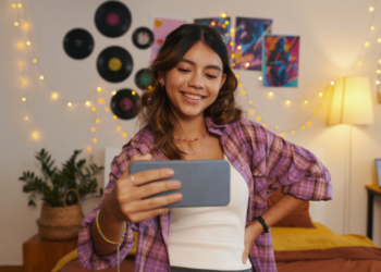 Estudo da Zety mostra que 65% da Geração Z não confiam apenas no diploma universitário para enfrentar a automação. Jovens recorrem a cursos, redes sociais e empregos manuais para se preparar para o futuro do trabalho.