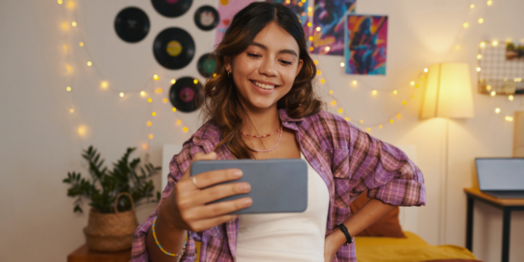 Estudo da Zety mostra que 65% da Geração Z não confiam apenas no diploma universitário para enfrentar a automação. Jovens recorrem a cursos, redes sociais e empregos manuais para se preparar para o futuro do trabalho.