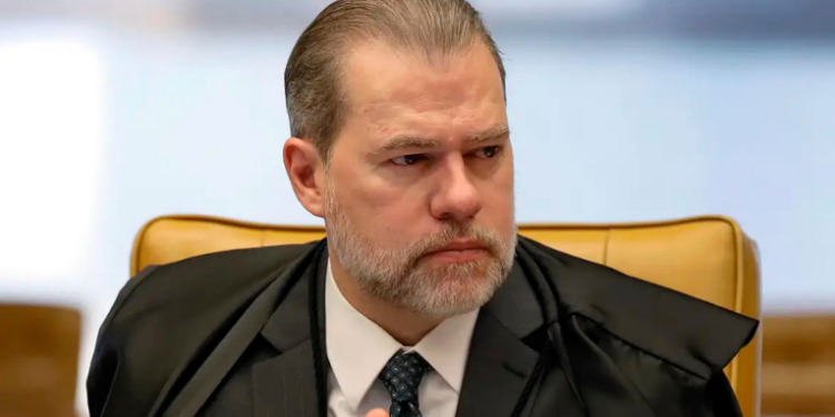Polícia Federal pede ao STF a suspeição de Dias Toffoli na investigação sobre fraudes no Banco Master. Caso envolve mensagens apreendidas e pode movimentar R$ 17 bilhões, segundo apuração.