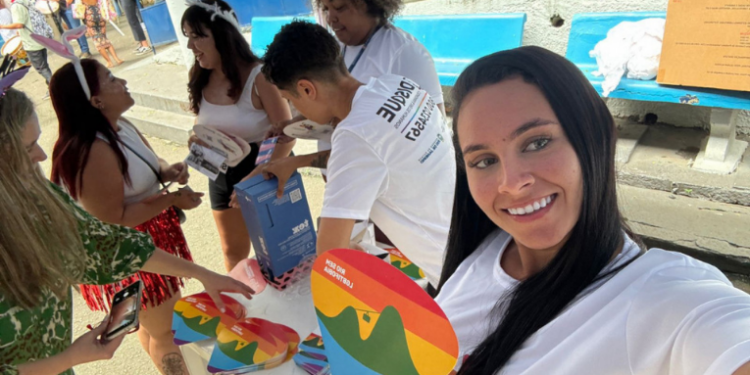 Durante o Carnaval, o programa “Rio Sem LGBTIfobia” oferece atendimento gratuito 24 horas para denúncias de discriminação. Equipe multidisciplinar presta suporte jurídico, social e psicológico.