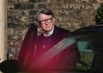 Peter Mandelson, ex-embaixador do Reino Unido nos Estados Unidos, foi liberado sob fiança após ser preso sob suspeita de má conduta em cargo público. A Polícia Metropolitana segue investigando o caso.