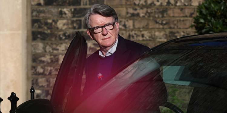 Peter Mandelson, ex-embaixador do Reino Unido nos Estados Unidos, foi liberado sob fiança após ser preso sob suspeita de má conduta em cargo público. A Polícia Metropolitana segue investigando o caso.