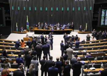 Câmara dos Deputados aprova projeto antifacção que aumenta penas para integrantes de organizações criminosas e milícias. Texto segue para sanção do presidente Lula.