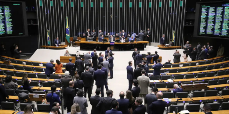 Câmara dos Deputados aprova projeto antifacção que aumenta penas para integrantes de organizações criminosas e milícias. Texto segue para sanção do presidente Lula.