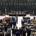 Câmara dos Deputados aprova projeto antifacção que aumenta penas para integrantes de organizações criminosas e milícias. Texto segue para sanção do presidente Lula.