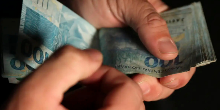 Tesouro Direto registra recorde de R$ 12,02 bilhões em vendas em janeiro, impulsionado pela alta da Selic. Número de investidores cresce e estoque total chega a R$ 220,24 bilhões.