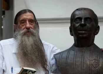 Nelson Rodrigues Filho, diretor teatral e criador do Bloco do Barbas, morre aos 79 anos no Rio. Ele foi peça-chave na revitalização do carnaval de rua carioca.