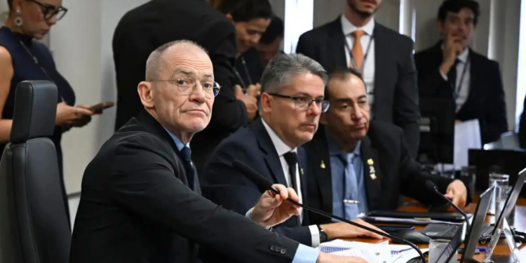 CPI do Crime Organizado no Senado convoca Roberto Campos Neto e Paulo Guedes, quebra sigilos do Banco Master e amplia investigações sobre supostas fraudes bilionárias.