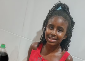 Uma menina de 10 anos morreu após o carro em que estava ser atingido por disparos em Belford Roxo, na Baixada Fluminense. O pai sobreviveu e o suspeito foi preso.