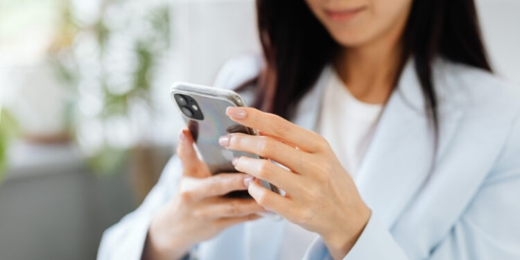 Uso intenso de telas altera o ritmo de atenção e torna difícil desacelerar. Entenda por que o cérebro se acostuma ao estímulo rápido e por que ficar offline pode gerar inquietação.