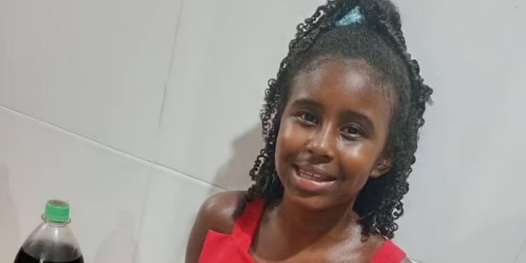 Uma menina de 10 anos morreu após o carro em que estava ser atingido por disparos em Belford Roxo, na Baixada Fluminense. O pai sobreviveu e o suspeito foi preso.