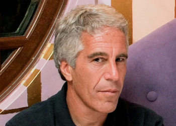 Jeffrey Epstein, financista americano e condenado por tráfico sexual de menores, em fotografia usada em registros oficiais do estado de Nova York.