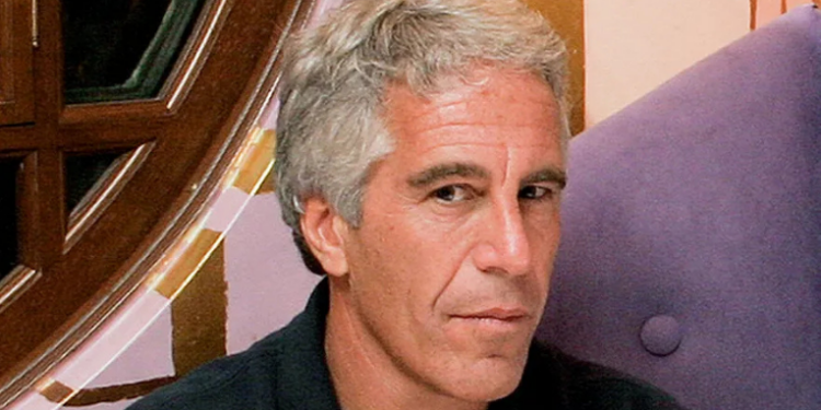 Jeffrey Epstein, financista americano e condenado por tráfico sexual de menores, em fotografia usada em registros oficiais do estado de Nova York.