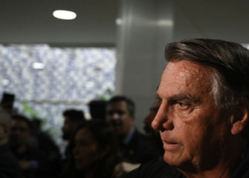 Novos documentos do Departamento de Justiça dos EUA sobre Jeffrey Epstein mencionam Jair Bolsonaro em 74 registros, incluindo mensagens de Steve Bannon e referência a “Make Brazil Great Again”.