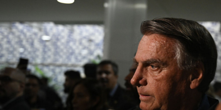 Novos documentos do Departamento de Justiça dos EUA sobre Jeffrey Epstein mencionam Jair Bolsonaro em 74 registros, incluindo mensagens de Steve Bannon e referência a “Make Brazil Great Again”.
