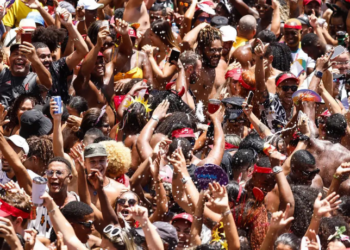 A Cinelândia recebe bailes de carnaval com shows ao vivo, Orquestra Tupy e Concurso de Foliões, reunindo públicos de todas as idades no centro do Rio