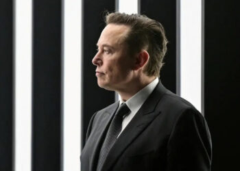 Elon Musk afirma que a SpaceX pretende construir uma cidade autossustentável na Lua em até 10 anos, mudando a prioridade antes voltada a Marte.