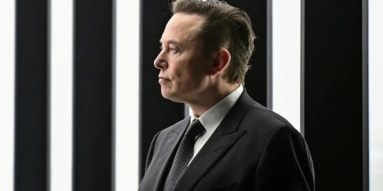 Elon Musk afirma que a SpaceX pretende construir uma cidade autossustentável na Lua em até 10 anos, mudando a prioridade antes voltada a Marte.